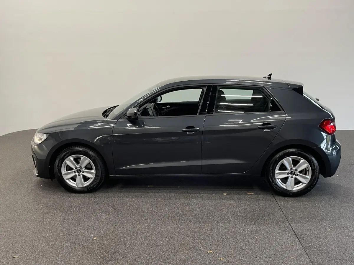1.0 TFSI Sportback Automaat Navigatie Apple Carplay/Android Auto Parkeersensoren Cruise Control Climate Control Lichtmetalen velgen