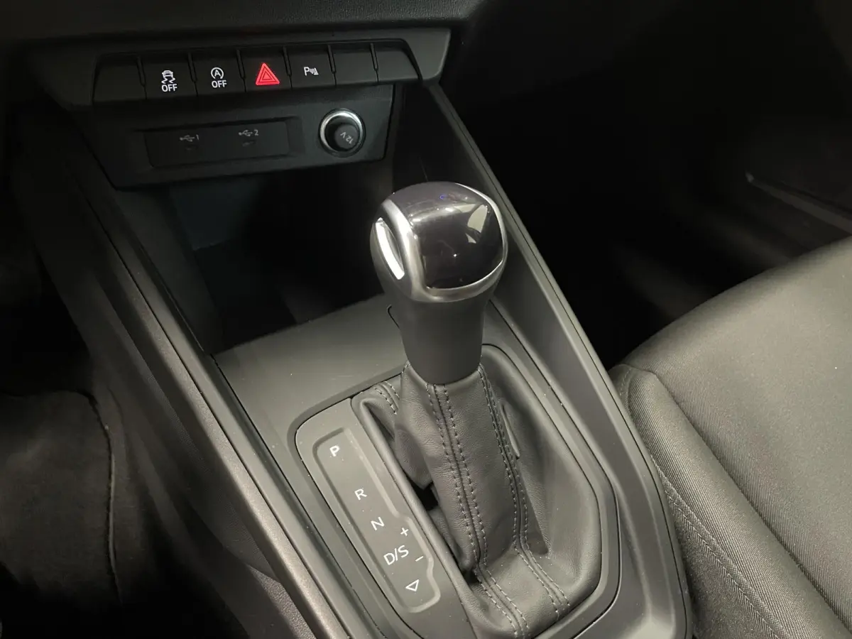 1.0 TFSI Sportback Automaat Navigatie Apple Carplay/Android Auto Parkeersensoren Cruise Control Climate Control Lichtmetalen velgen