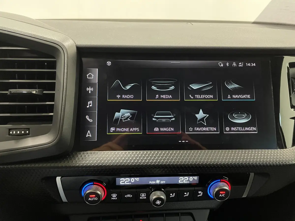 1.0 TFSI Sportback Automaat Navigatie Apple Carplay/Android Auto Parkeersensoren Cruise Control Climate Control Lichtmetalen velgen