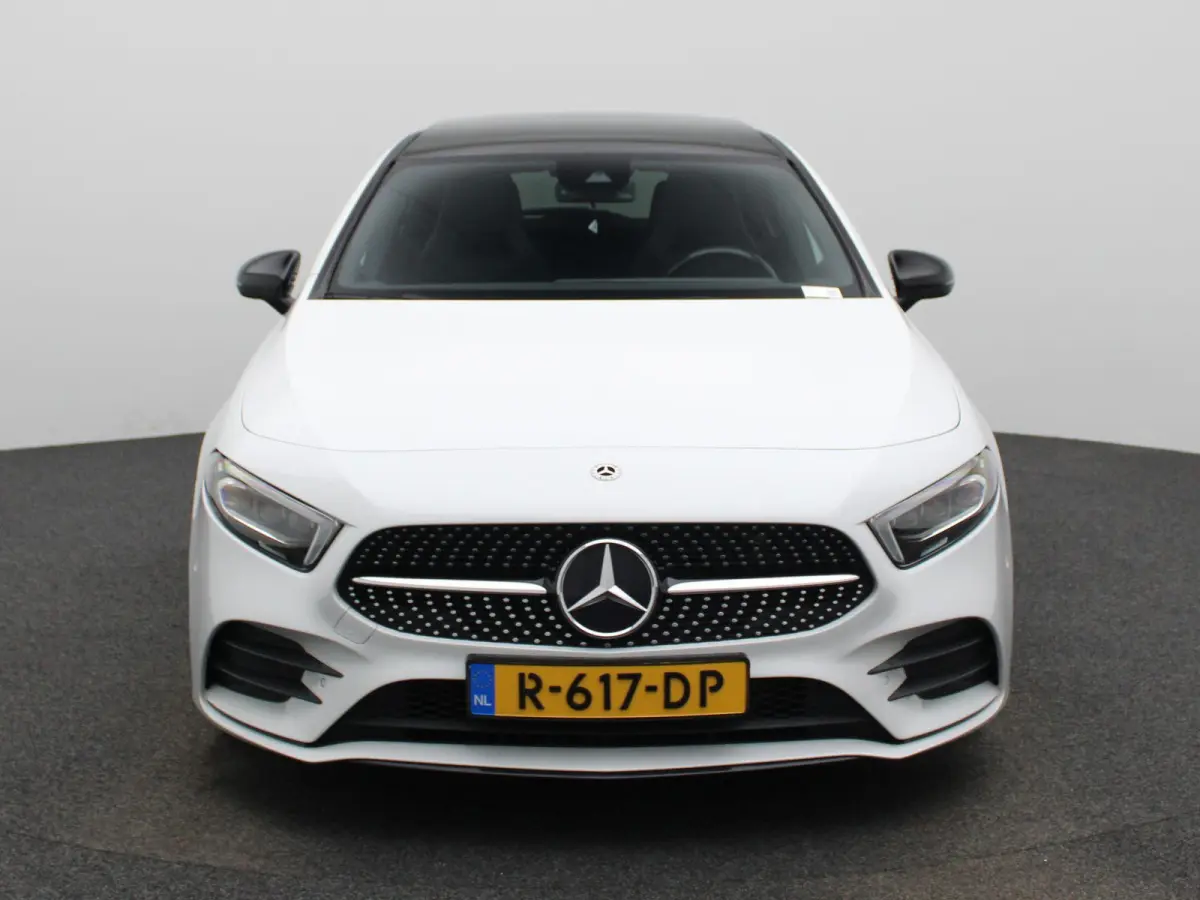 180 Premium Plus | Automaat | Schuifdak | LED Koplampen | Sfeerverlichting | Getint Glas | Lichtmetalen Velgen |