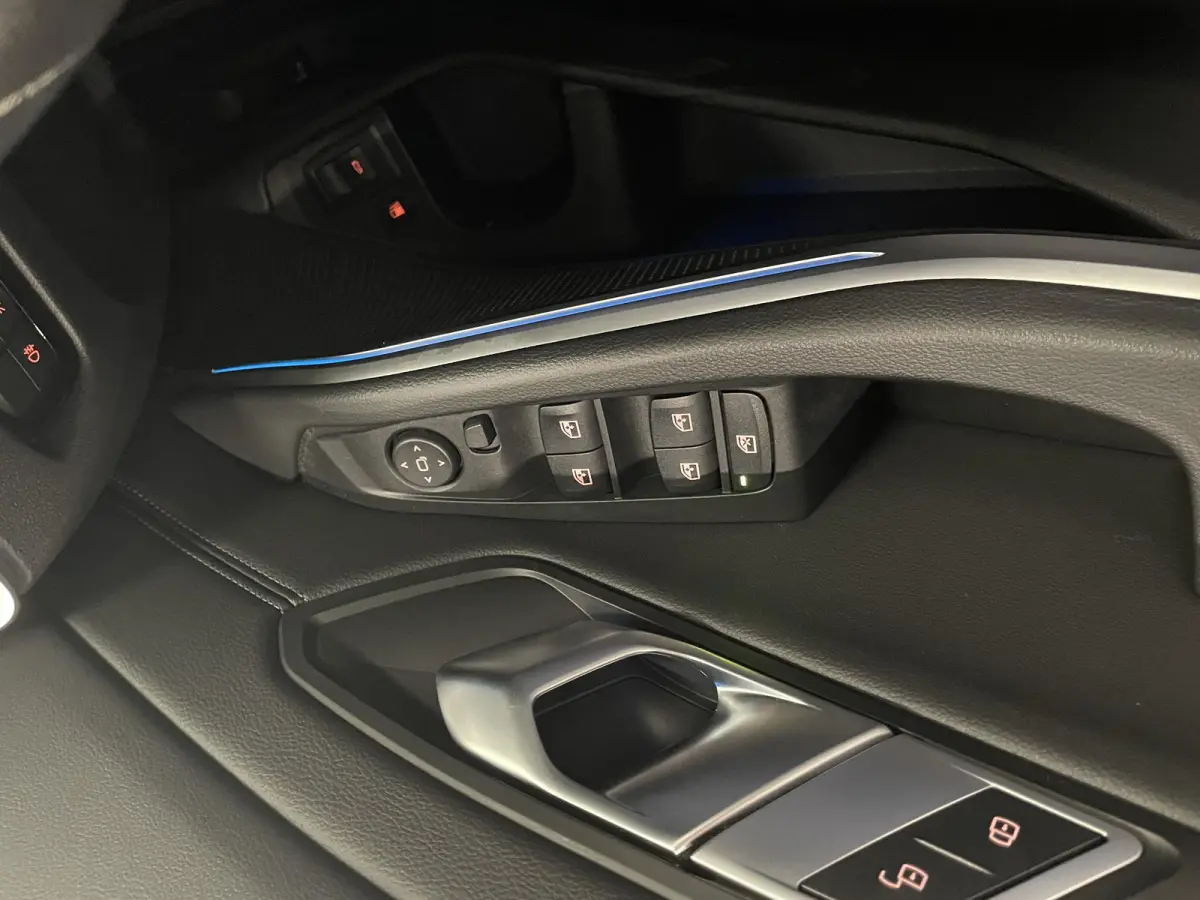 330e Touring SportLine PHEV 292 PK AUT Navi Carplay Camera Achter PDC V+A Winterpack Sport Stoelen Active Protection Ambiance Licht