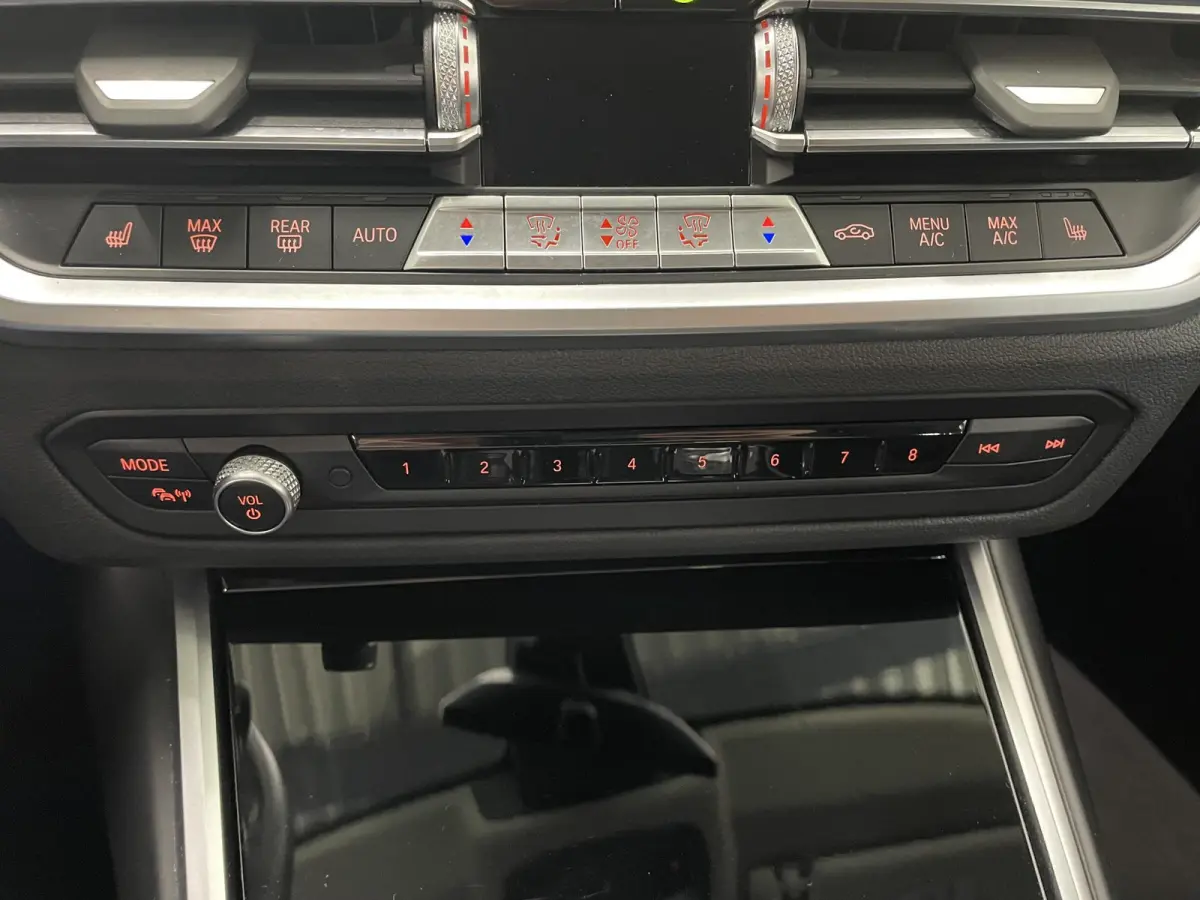 330e Touring SportLine PHEV 292 PK AUT Navi Carplay Camera Achter PDC V+A Winterpack Sport Stoelen Active Protection Ambiance Licht