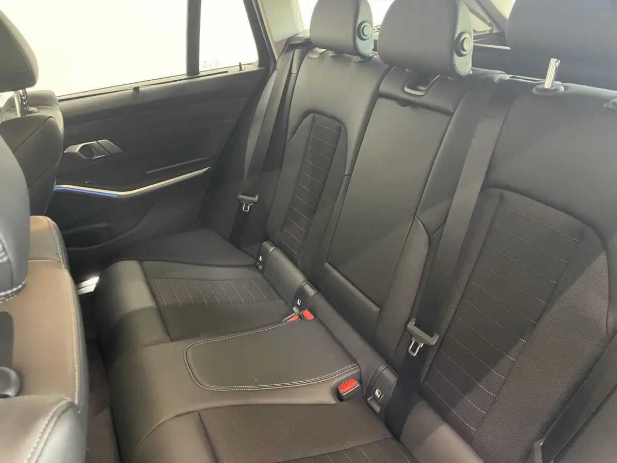 330e Touring SportLine PHEV 292 PK AUT Navi Carplay Camera Achter PDC V+A Winterpack Sport Stoelen Active Protection Ambiance Licht