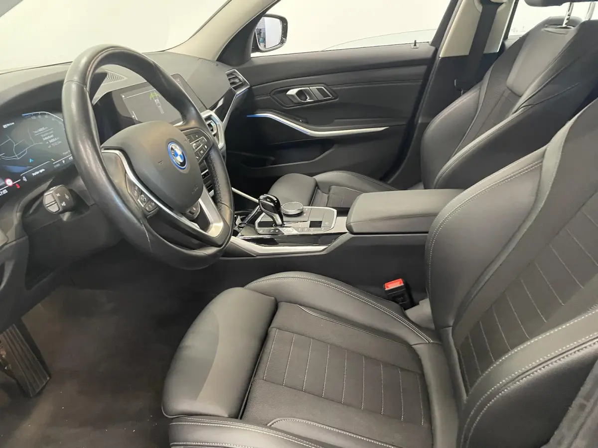 330e Touring SportLine PHEV 292 PK AUT Navi Carplay Camera Achter PDC V+A Winterpack Sport Stoelen Active Protection Ambiance Licht