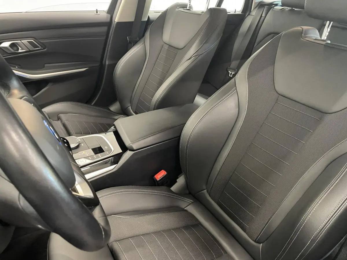 330e Touring SportLine PHEV 292 PK AUT Navi Carplay Camera Achter PDC V+A Winterpack Sport Stoelen Active Protection Ambiance Licht