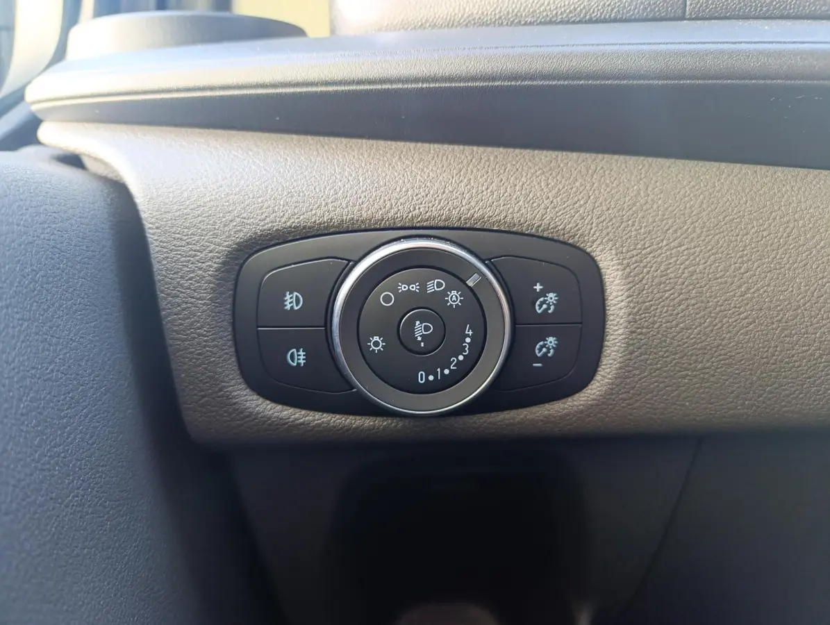 300 2.0 TDCI L1H1 Limited DC Dubbele Cabine | Stoel/voorruitverwarming | Dodehoekdetectie | Camera | PDC V+A | Elek. stoel | Navigatie | Dealeronderhouden