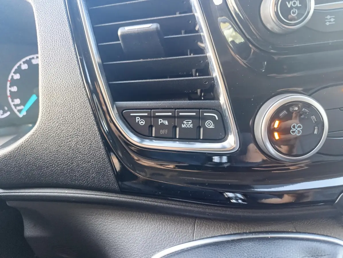 300 2.0 TDCI L1H1 Limited DC Dubbele Cabine | Stoel/voorruitverwarming | Dodehoekdetectie | Camera | PDC V+A | Elek. stoel | Navigatie | Dealeronderhouden