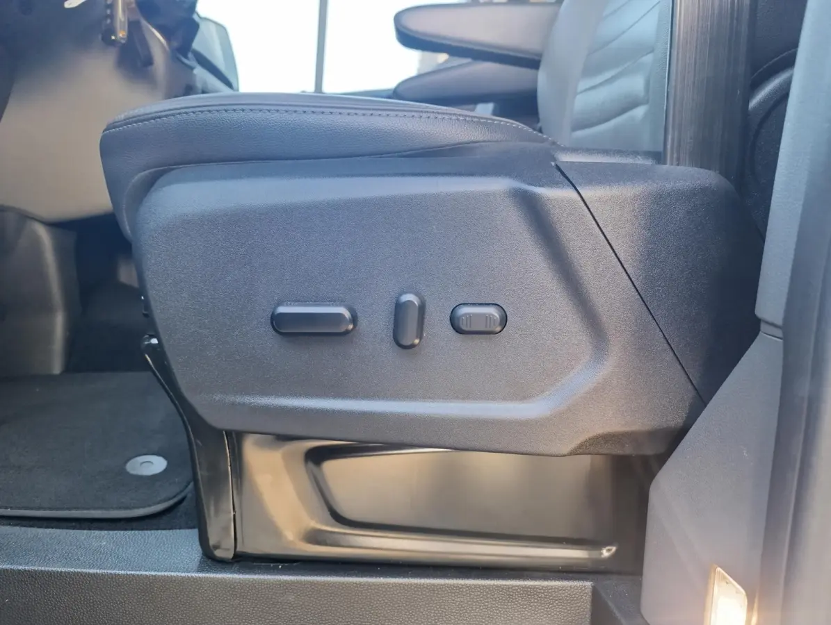 300 2.0 TDCI L1H1 Limited DC Dubbele Cabine | Stoel/voorruitverwarming | Dodehoekdetectie | Camera | PDC V+A | Elek. stoel | Navigatie | Dealeronderhouden