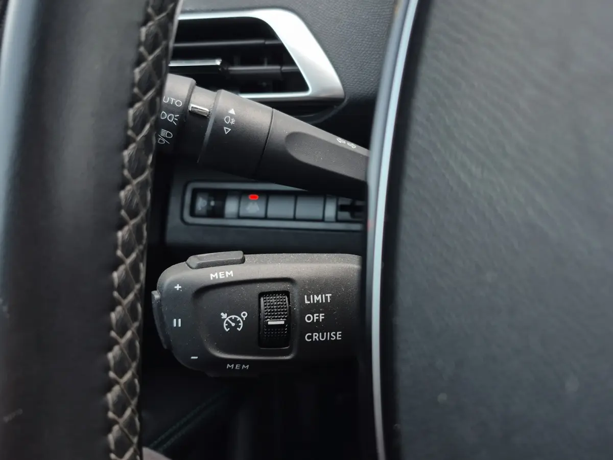 1.2 PureTech Allure Camera | Full LED | Parkeersensoren | Full map navigatie | Carplay/android auto |