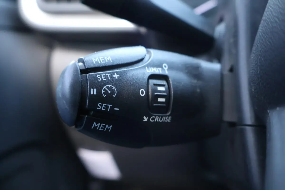 1.2 PureTech S&S Feel Edition | Cruise Control | Navigatie | Airco | Bluetooth |