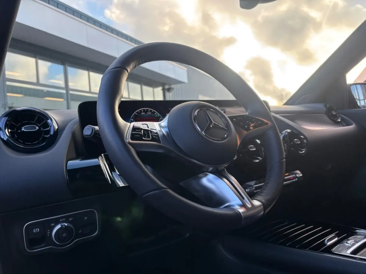 250E AUTOMAAT LUXURY LINE NAVI PDC-CAMRERA STOELVW.