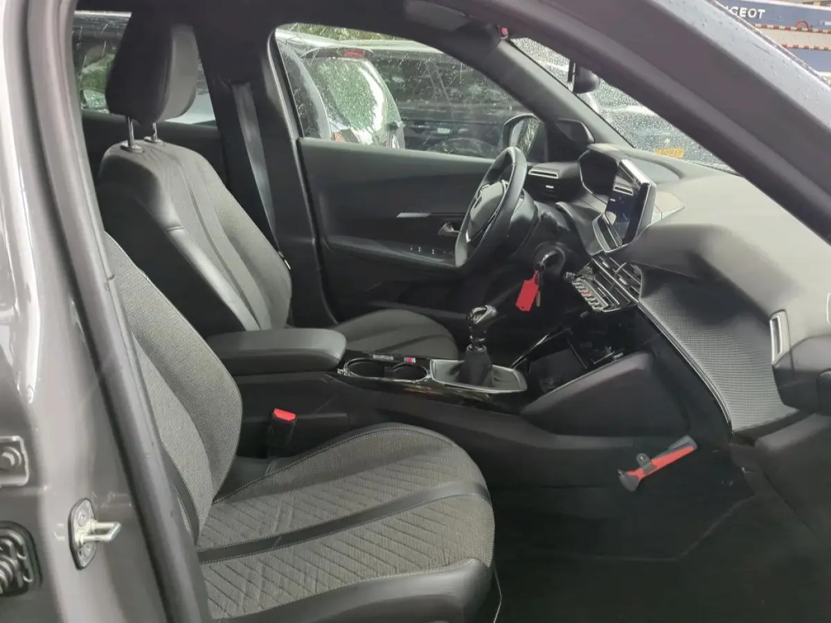 1.2 PureTech 100 Allure | Navigatie | Camera | Apple carplay | Nieuw model | Lichtmetaal | Parkeersensoren |