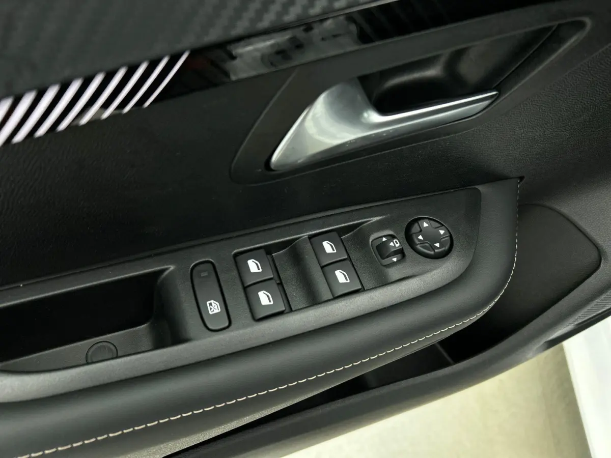 1.2 Hybrid 100PK Automaat Allure Navigatie Apple Carplay/Android Auto Airco Camera Parkeer sensoren Cruise Control Led Lichtmetalen Velgen