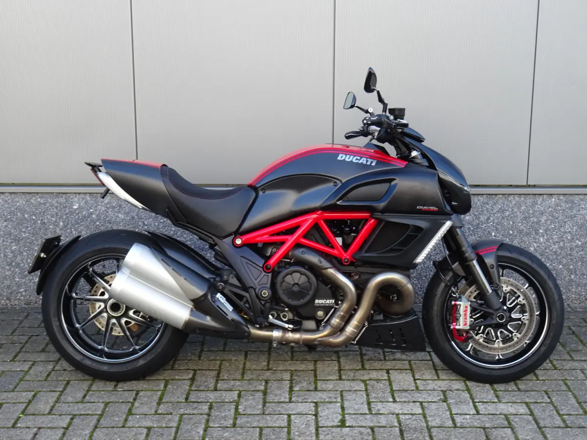 Ducati Diavel Carbon 2011 Benzine Onbekend leasen