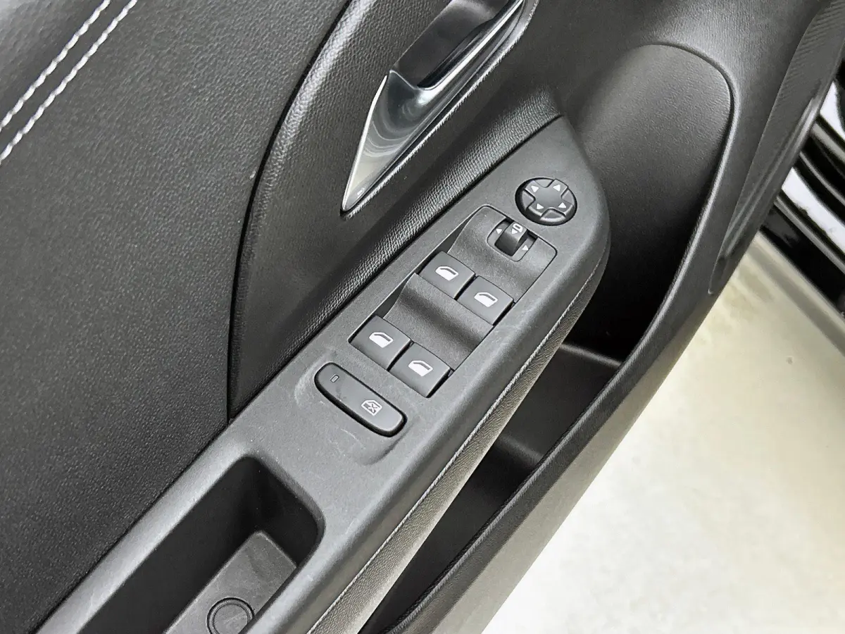 1.2 Turbo 136pk Hybrid Automaat GS Navigatie Apple Carplay/Android Auto Digitale Cockpit Camera Parkeer sensoren Airco Lichtmetalen Velgen Adaptive Cruise Control