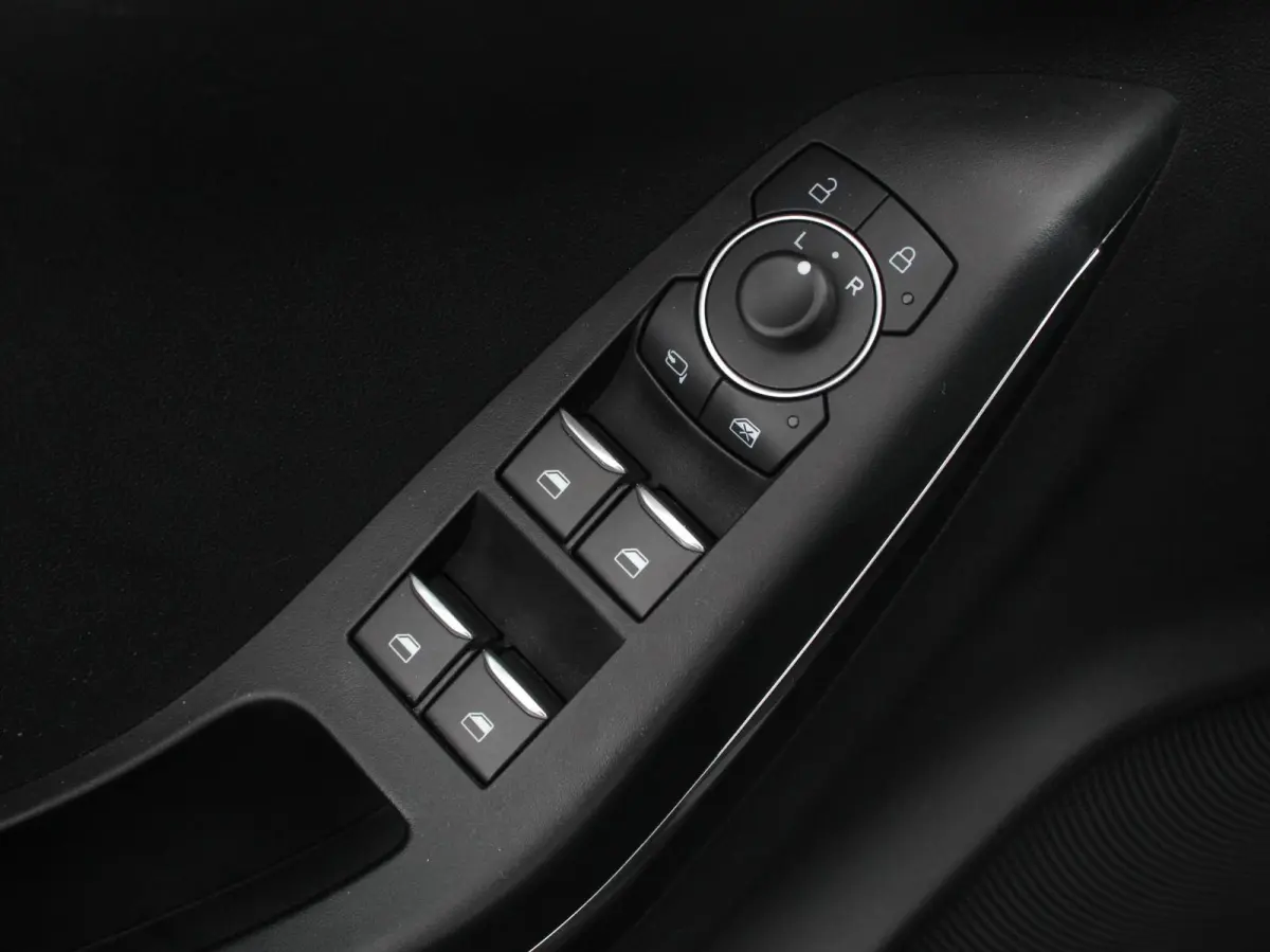 1.0 EcoBoost Automaat Titanium Climate control LED Verwarmde voorstoelen Parkeersensor achter Cruise control Stuurverwarming Navigatie Lane assist Apple Carplay / Android auto