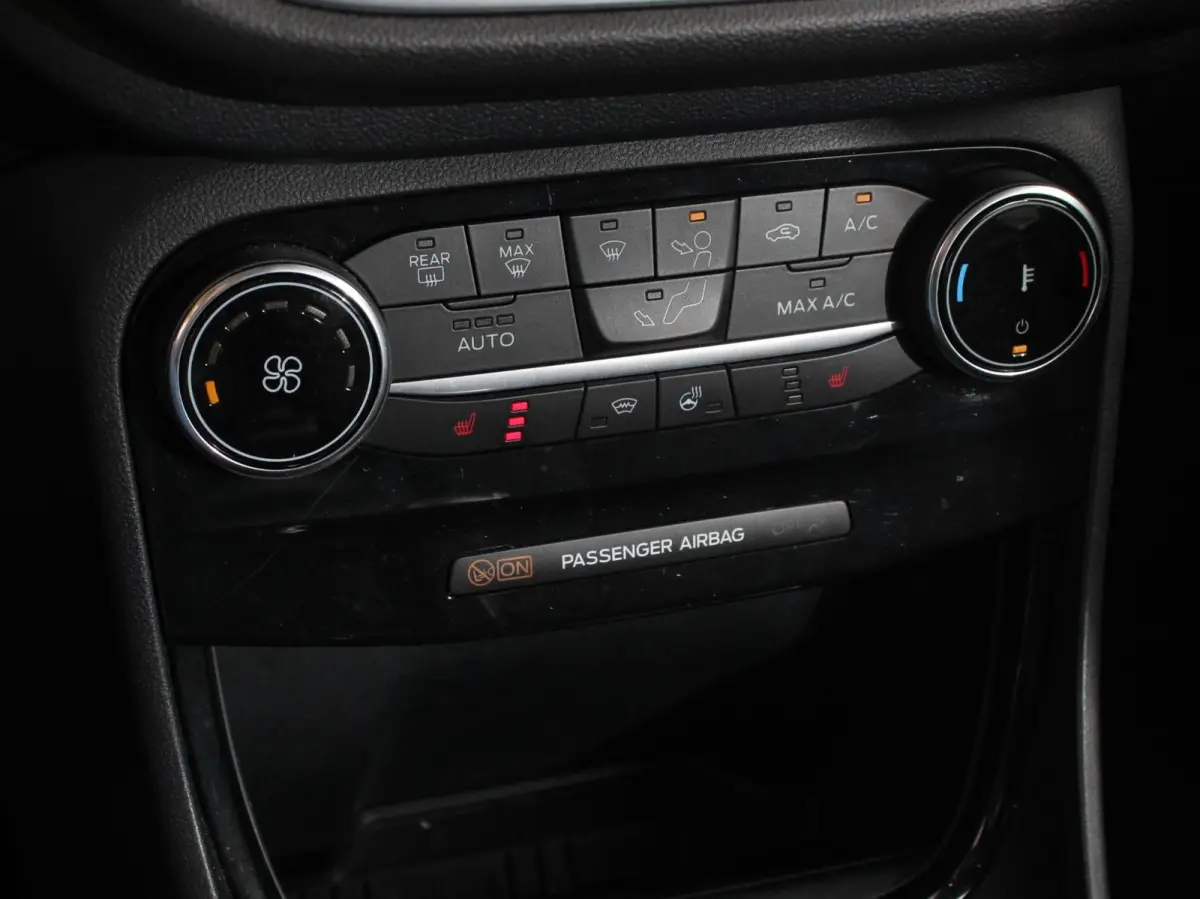 1.0 EcoBoost Automaat Titanium Climate control LED Verwarmde voorstoelen Parkeersensor achter Cruise control Stuurverwarming Navigatie Lane assist Apple Carplay / Android auto