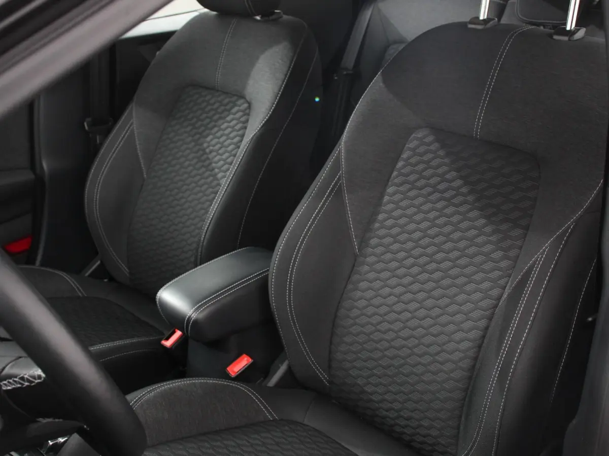 1.0 EcoBoost Automaat Titanium Climate control LED Verwarmde voorstoelen Parkeersensor achter Cruise control Stuurverwarming Navigatie Lane assist Apple Carplay / Android auto