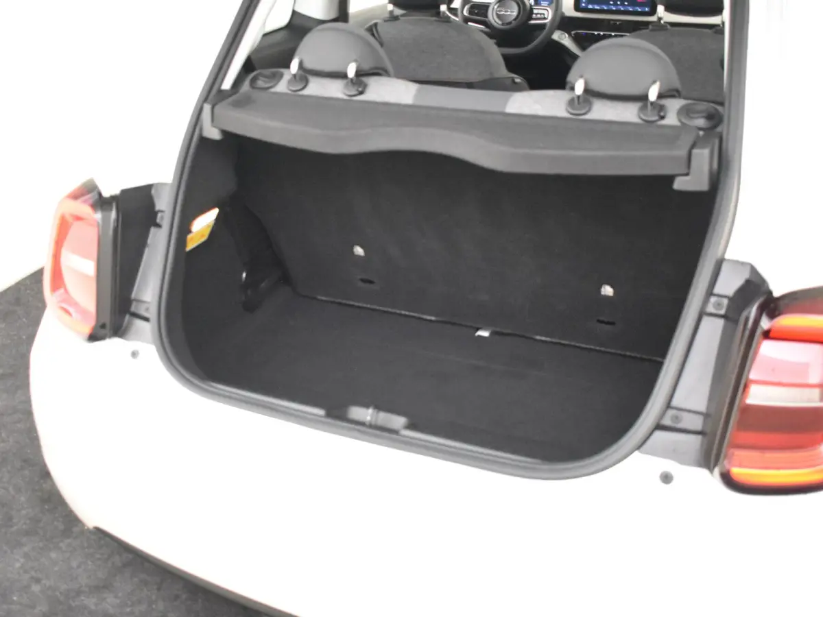 Lim. Icon | Achteruitrijcamera | Keyless | Apple car Android auto | Keyless | Cruise control | Navi | DAB | LED