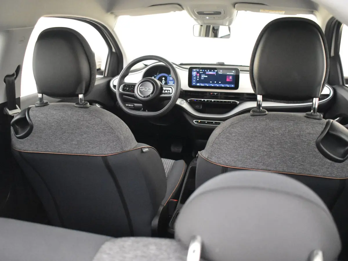 Lim. Icon | Achteruitrijcamera | Keyless | Apple car Android auto | Keyless | Cruise control | Navi | DAB | LED