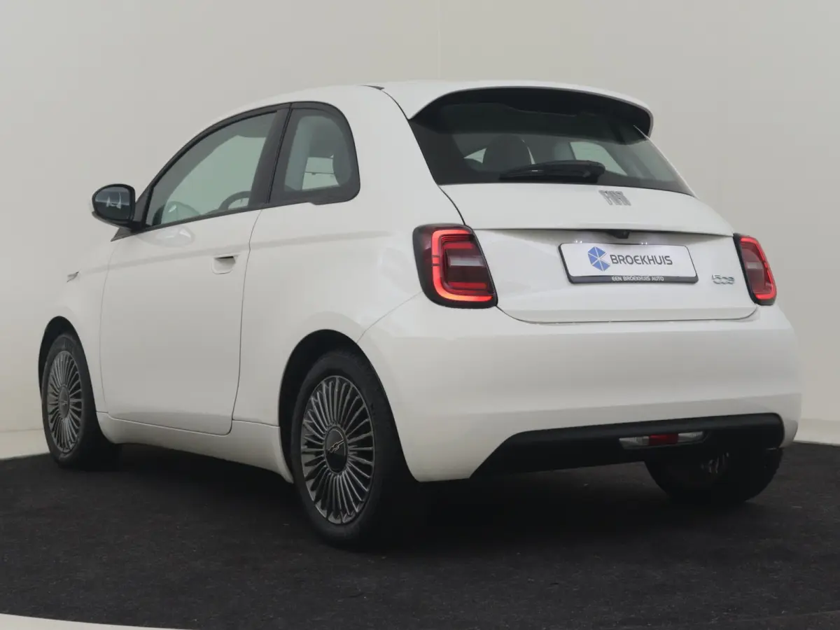 Lim. Icon | Achteruitrijcamera | Keyless | Apple car Android auto | Keyless | Cruise control | Navi | DAB | LED