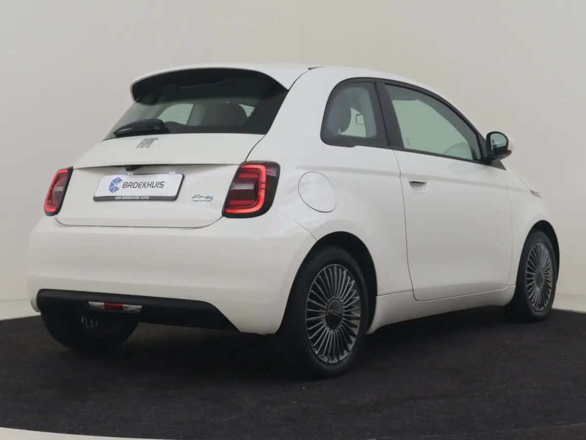 Lim. Icon | Achteruitrijcamera | Keyless | Apple car Android auto | Keyless | Cruise control | Navi | DAB | LED