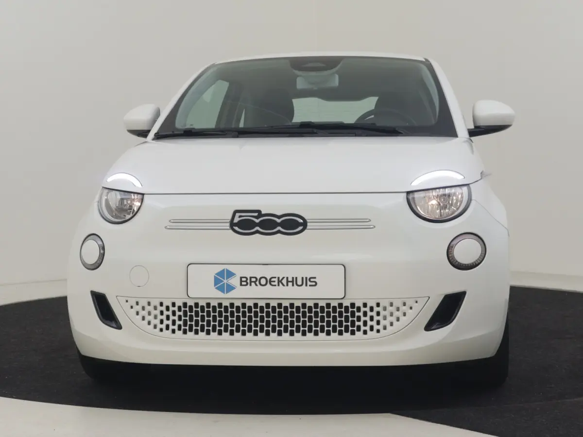 Lim. Icon | Achteruitrijcamera | Keyless | Apple car Android auto | Keyless | Cruise control | Navi | DAB | LED