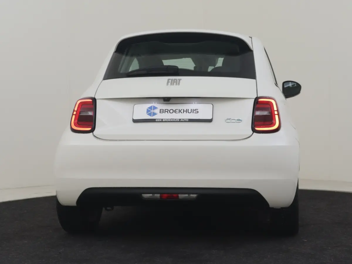 Lim. Icon | Achteruitrijcamera | Keyless | Apple car Android auto | Keyless | Cruise control | Navi | DAB | LED