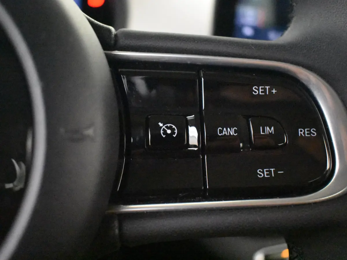 Lim. Icon | Achteruitrijcamera | Keyless | Apple car Android auto | Keyless | Cruise control | Navi | DAB | LED