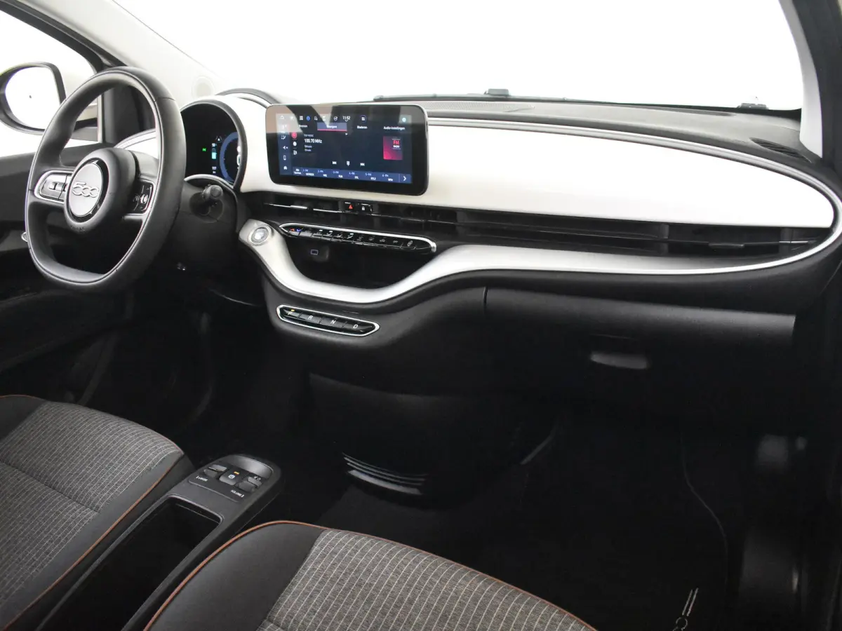 Lim. Icon | Achteruitrijcamera | Keyless | Apple car Android auto | Keyless | Cruise control | Navi | DAB | LED
