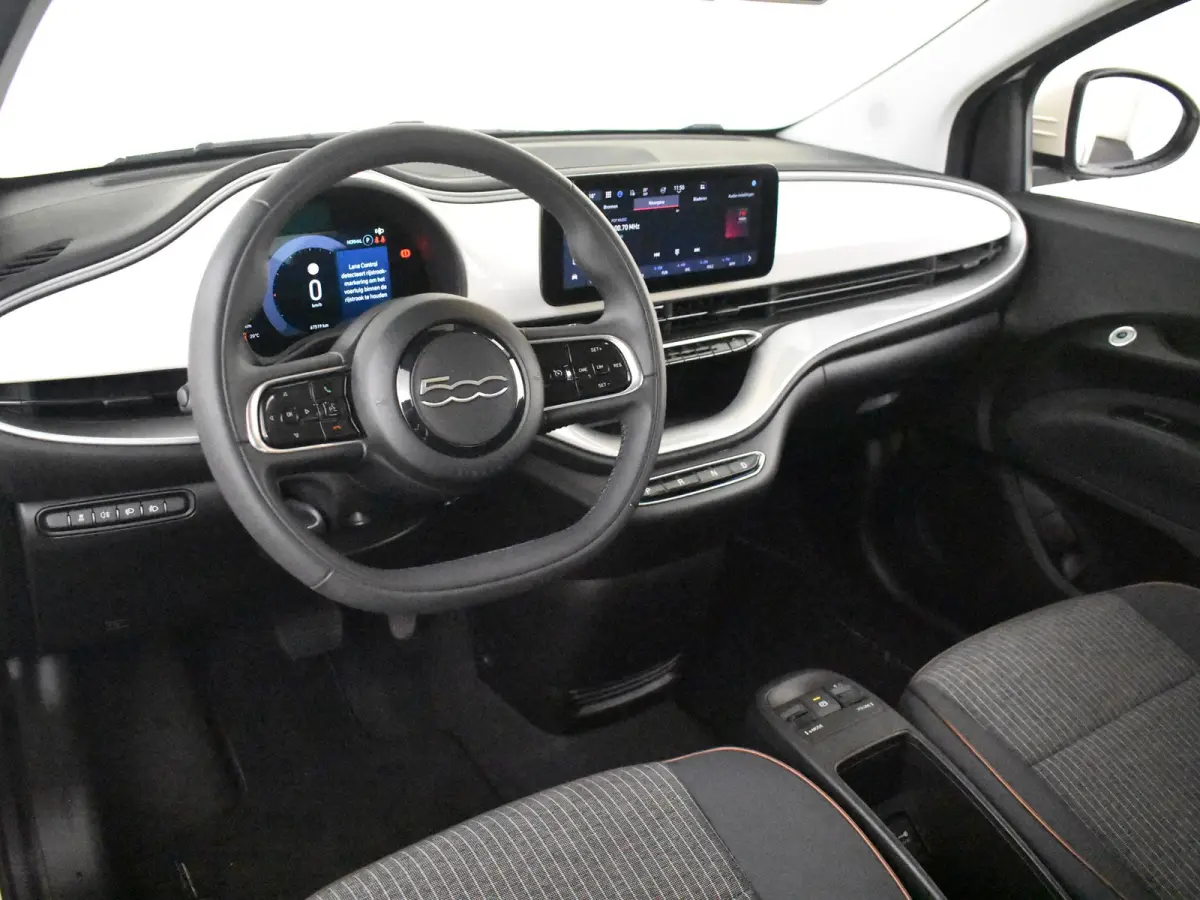 Lim. Icon | Achteruitrijcamera | Keyless | Apple car Android auto | Keyless | Cruise control | Navi | DAB | LED
