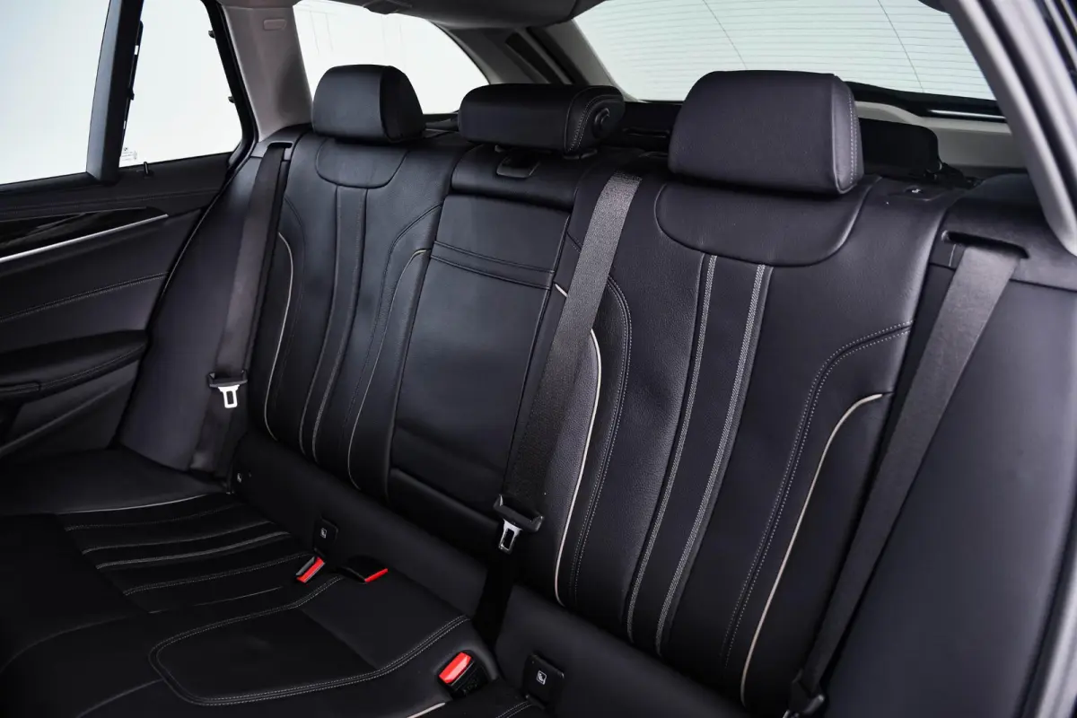 520d xDrive High Executive Luxury Line - Trekhaak - Panoramadak - zonneschermen - Getinte ruiten - Parking Assistant - BMW Live Cockpit Professional - Elektrisch verwarmde voorstoelen -