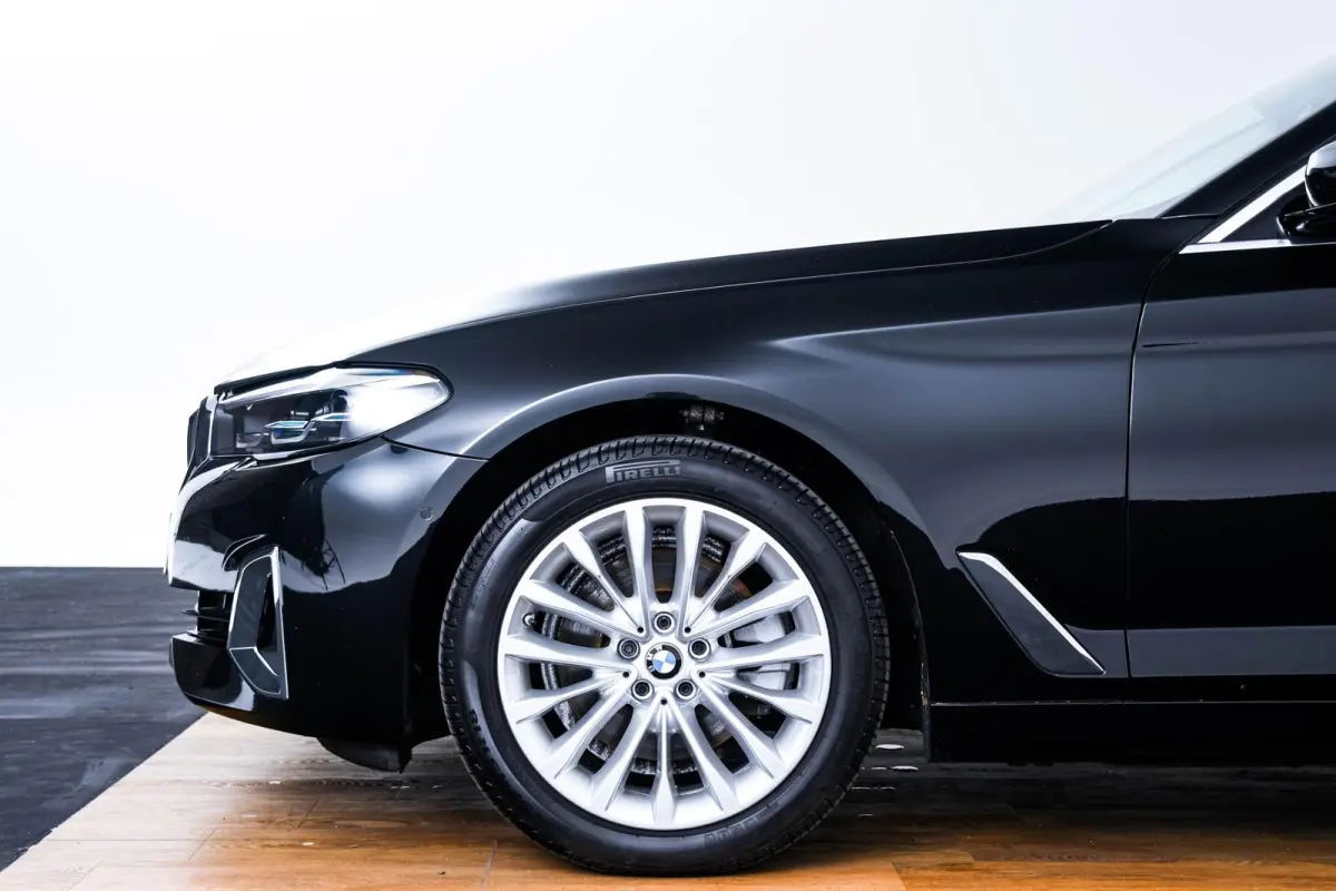 520d xDrive High Executive Luxury Line - Trekhaak - Panoramadak - zonneschermen - Getinte ruiten - Parking Assistant - BMW Live Cockpit Professional - Elektrisch verwarmde voorstoelen -