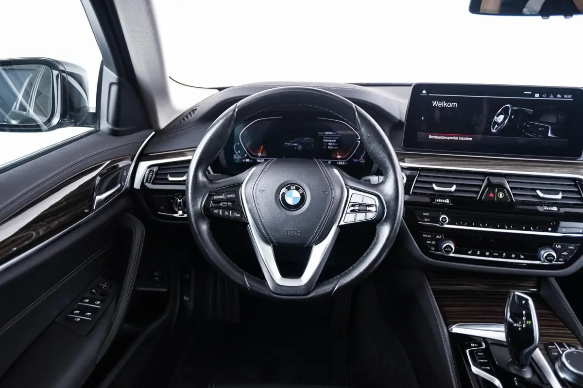 520d xDrive High Executive Luxury Line - Trekhaak - Panoramadak - zonneschermen - Getinte ruiten - Parking Assistant - BMW Live Cockpit Professional - Elektrisch verwarmde voorstoelen -