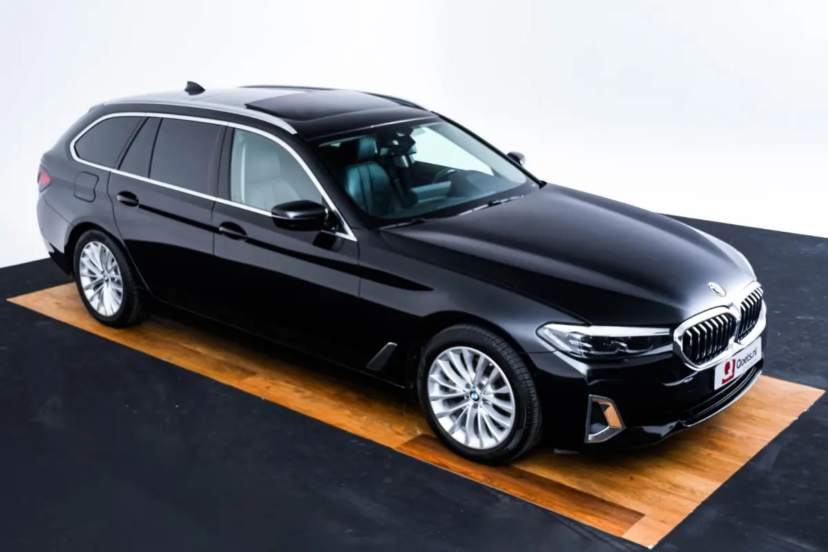 520d xDrive High Executive Luxury Line - Trekhaak - Panoramadak - zonneschermen - Getinte ruiten - Parking Assistant - BMW Live Cockpit Professional - Elektrisch verwarmde voorstoelen -