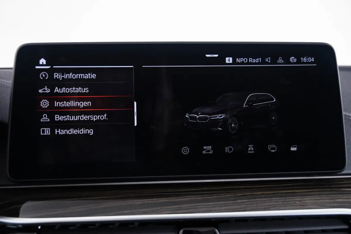 520d xDrive High Executive Luxury Line - Trekhaak - Panoramadak - zonneschermen - Getinte ruiten - Parking Assistant - BMW Live Cockpit Professional - Elektrisch verwarmde voorstoelen -