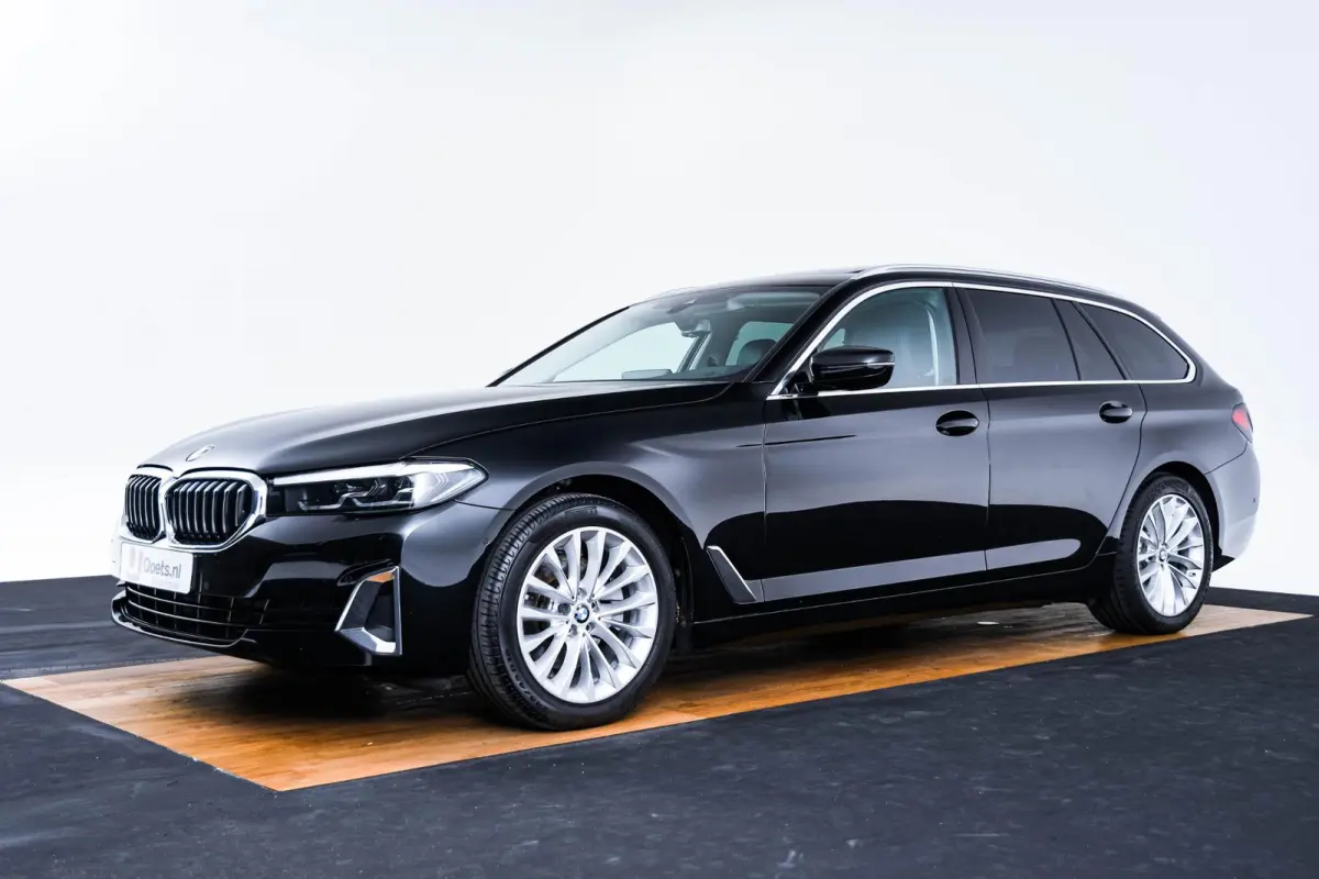 520d xDrive High Executive Luxury Line - Trekhaak - Panoramadak - zonneschermen - Getinte ruiten - Parking Assistant - BMW Live Cockpit Professional - Elektrisch verwarmde voorstoelen -