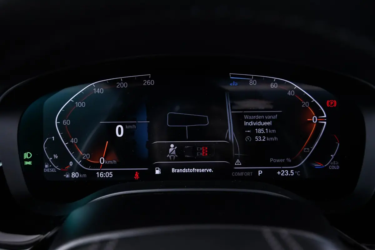 520d xDrive High Executive Luxury Line - Trekhaak - Panoramadak - zonneschermen - Getinte ruiten - Parking Assistant - BMW Live Cockpit Professional - Elektrisch verwarmde voorstoelen -