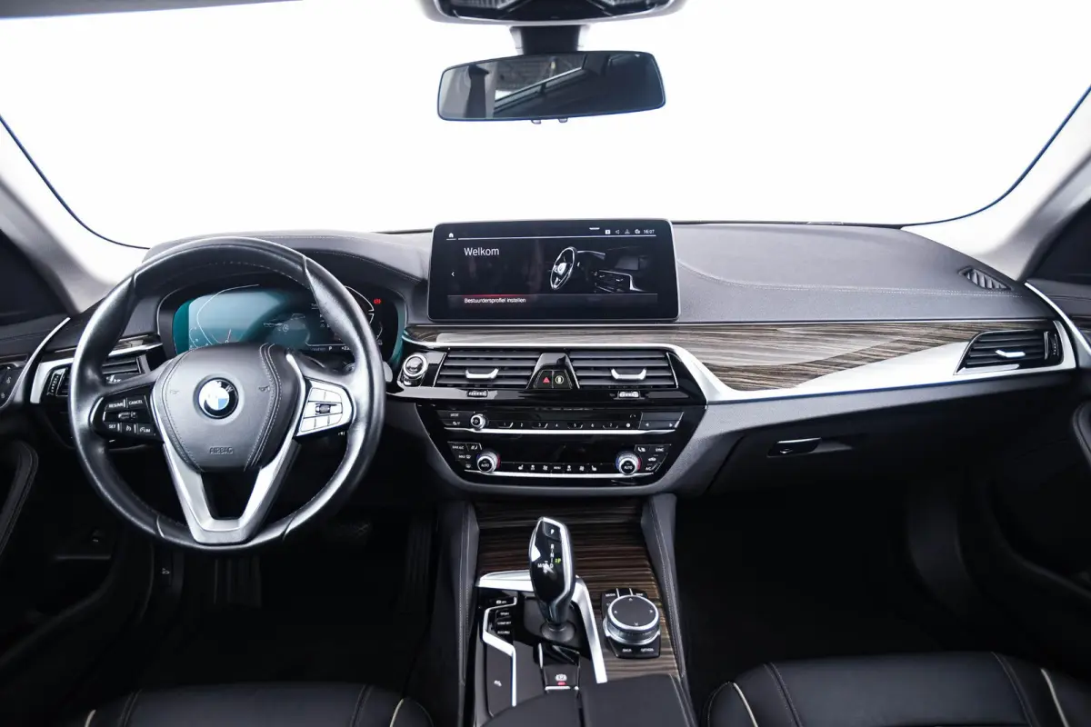 520d xDrive High Executive Luxury Line - Trekhaak - Panoramadak - zonneschermen - Getinte ruiten - Parking Assistant - BMW Live Cockpit Professional - Elektrisch verwarmde voorstoelen -