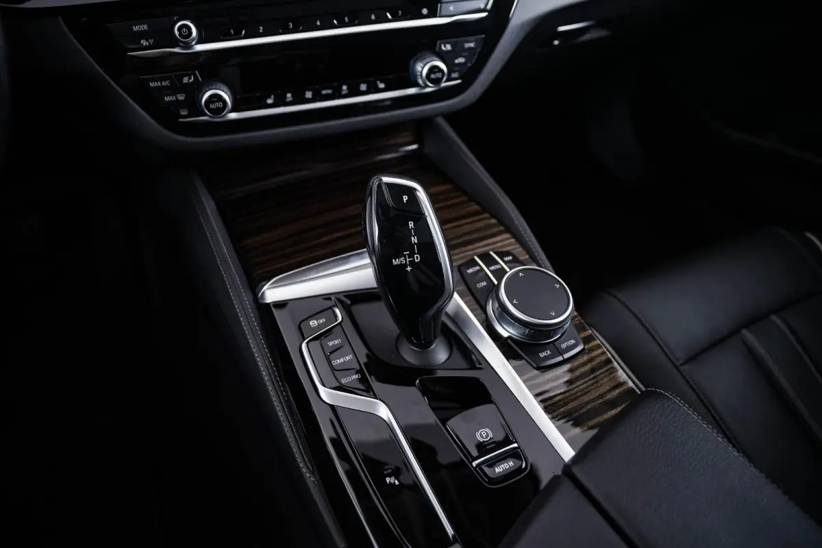 520d xDrive High Executive Luxury Line - Trekhaak - Panoramadak - zonneschermen - Getinte ruiten - Parking Assistant - BMW Live Cockpit Professional - Elektrisch verwarmde voorstoelen -