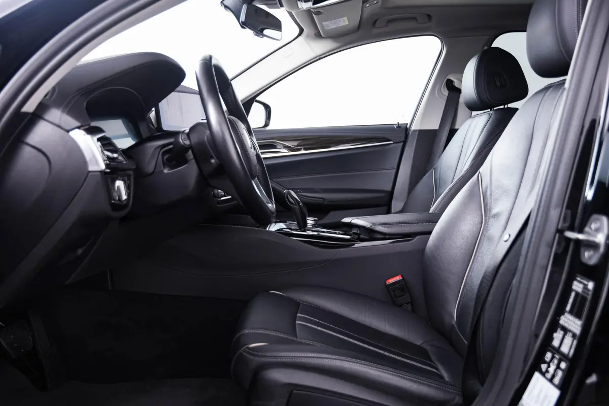520d xDrive High Executive Luxury Line - Trekhaak - Panoramadak - zonneschermen - Getinte ruiten - Parking Assistant - BMW Live Cockpit Professional - Elektrisch verwarmde voorstoelen -