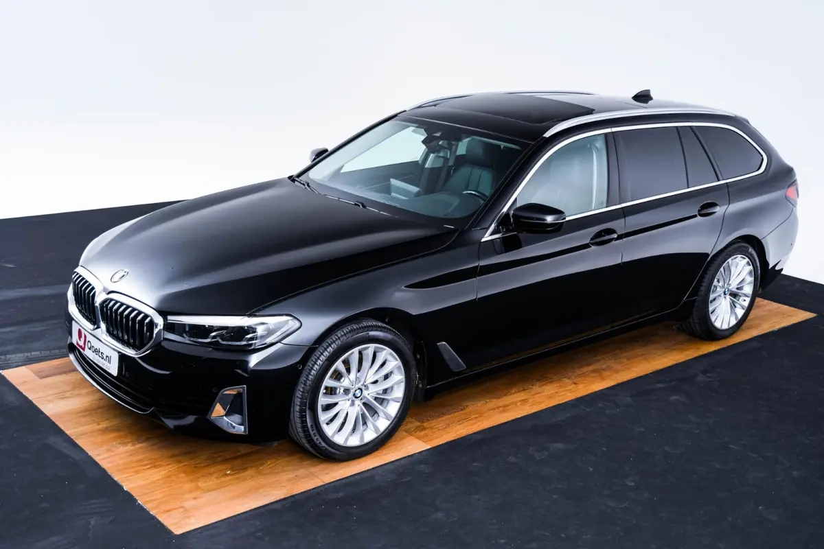 520d xDrive High Executive Luxury Line - Trekhaak - Panoramadak - zonneschermen - Getinte ruiten - Parking Assistant - BMW Live Cockpit Professional - Elektrisch verwarmde voorstoelen -