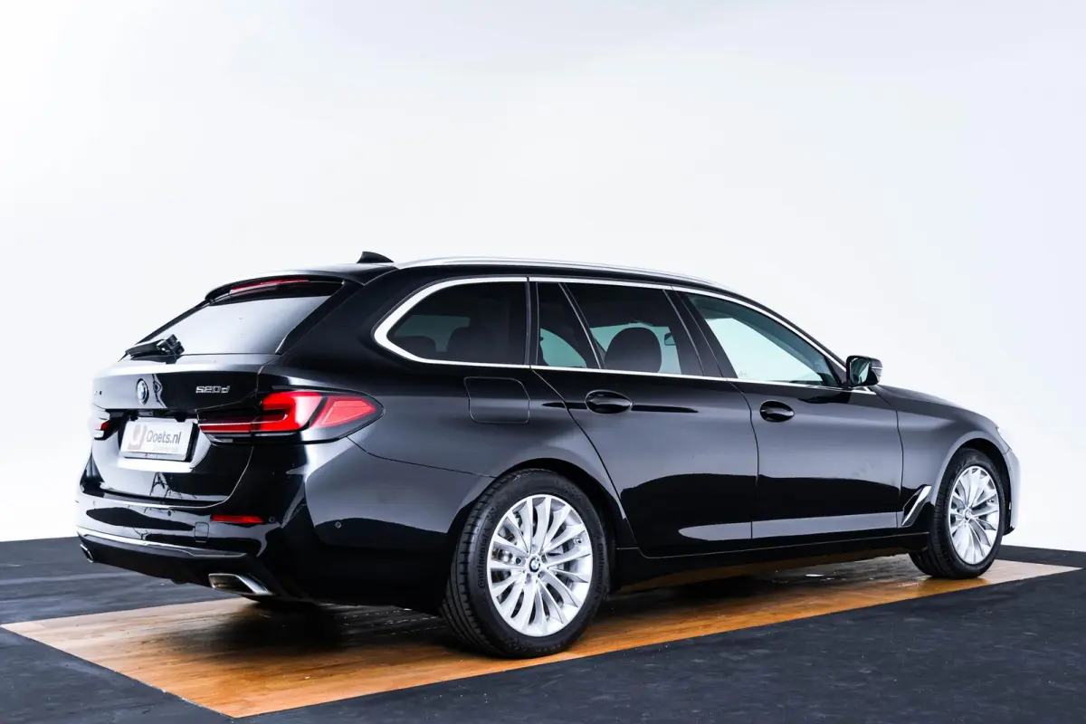 520d xDrive High Executive Luxury Line - Trekhaak - Panoramadak - zonneschermen - Getinte ruiten - Parking Assistant - BMW Live Cockpit Professional - Elektrisch verwarmde voorstoelen -