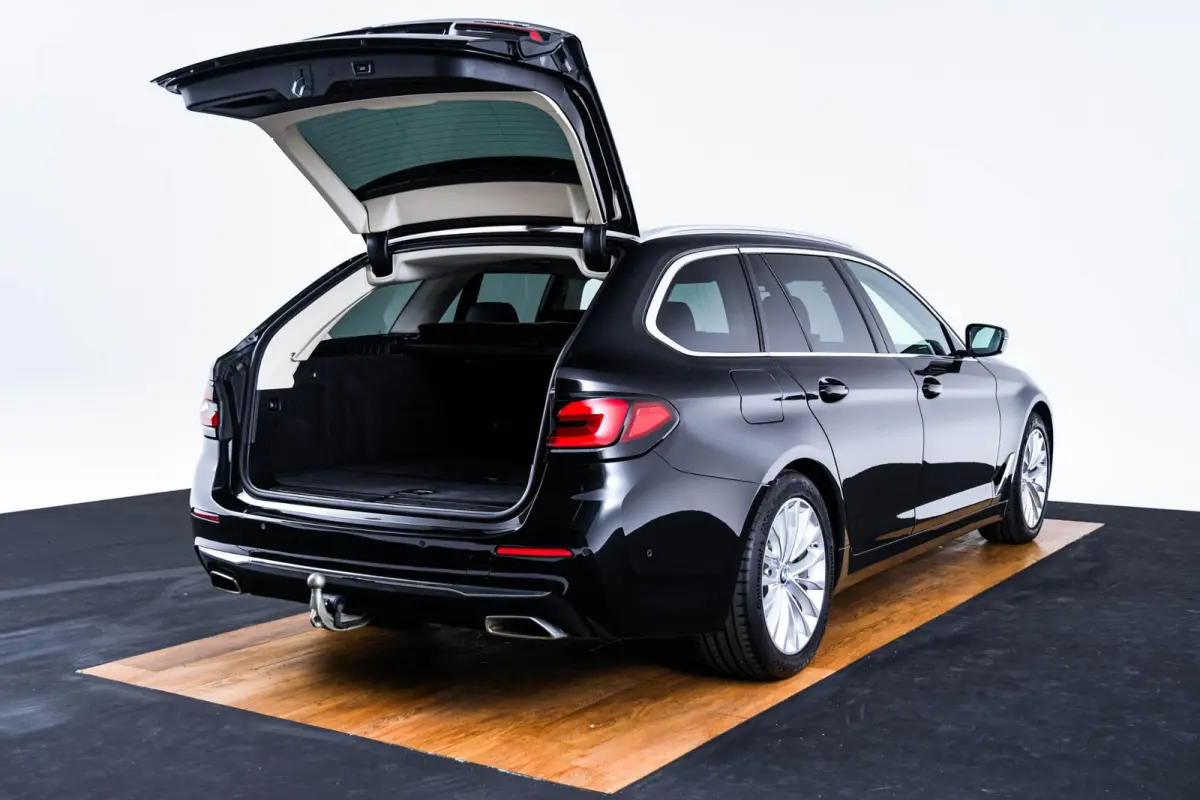 520d xDrive High Executive Luxury Line - Trekhaak - Panoramadak - zonneschermen - Getinte ruiten - Parking Assistant - BMW Live Cockpit Professional - Elektrisch verwarmde voorstoelen -