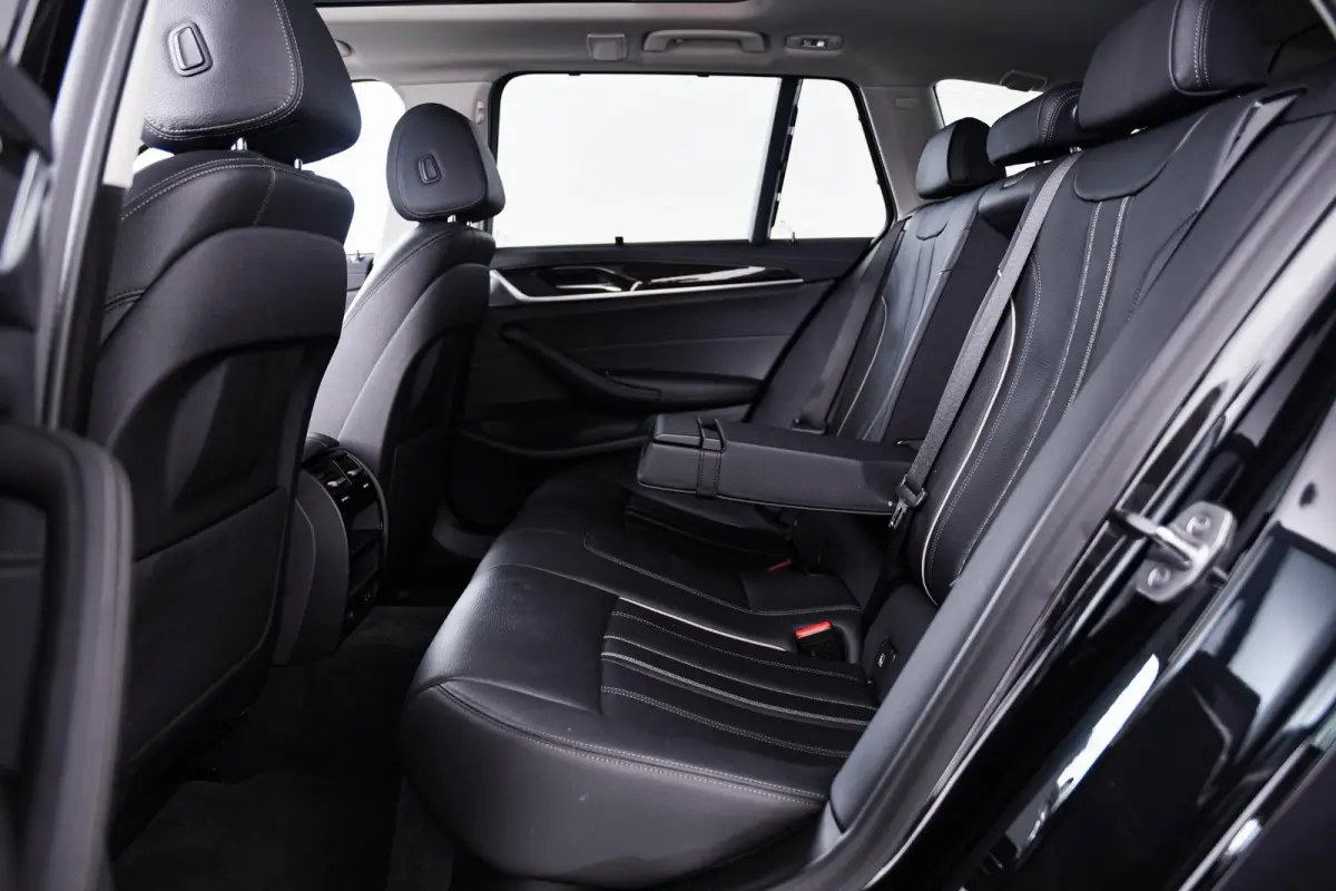 520d xDrive High Executive Luxury Line - Trekhaak - Panoramadak - zonneschermen - Getinte ruiten - Parking Assistant - BMW Live Cockpit Professional - Elektrisch verwarmde voorstoelen -