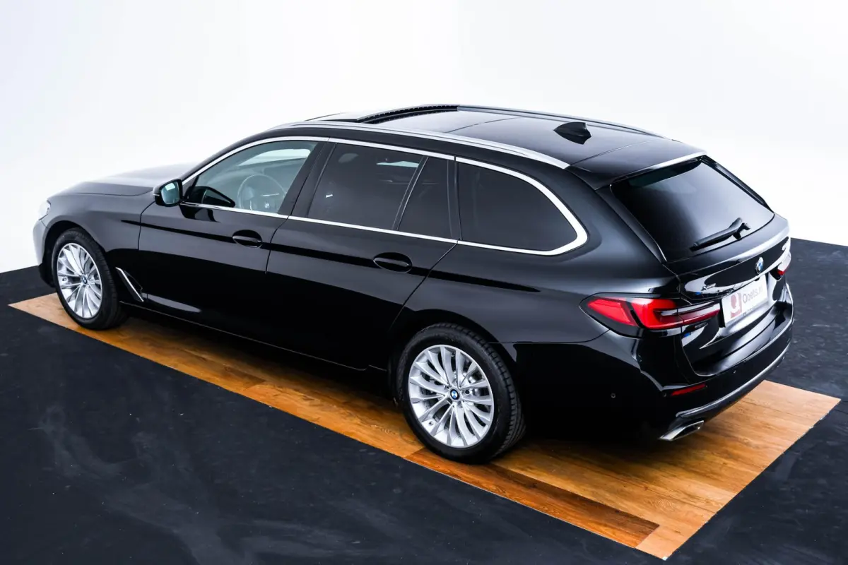 520d xDrive High Executive Luxury Line - Trekhaak - Panoramadak - zonneschermen - Getinte ruiten - Parking Assistant - BMW Live Cockpit Professional - Elektrisch verwarmde voorstoelen -