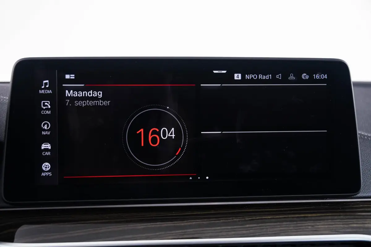 520d xDrive High Executive Luxury Line - Trekhaak - Panoramadak - zonneschermen - Getinte ruiten - Parking Assistant - BMW Live Cockpit Professional - Elektrisch verwarmde voorstoelen -