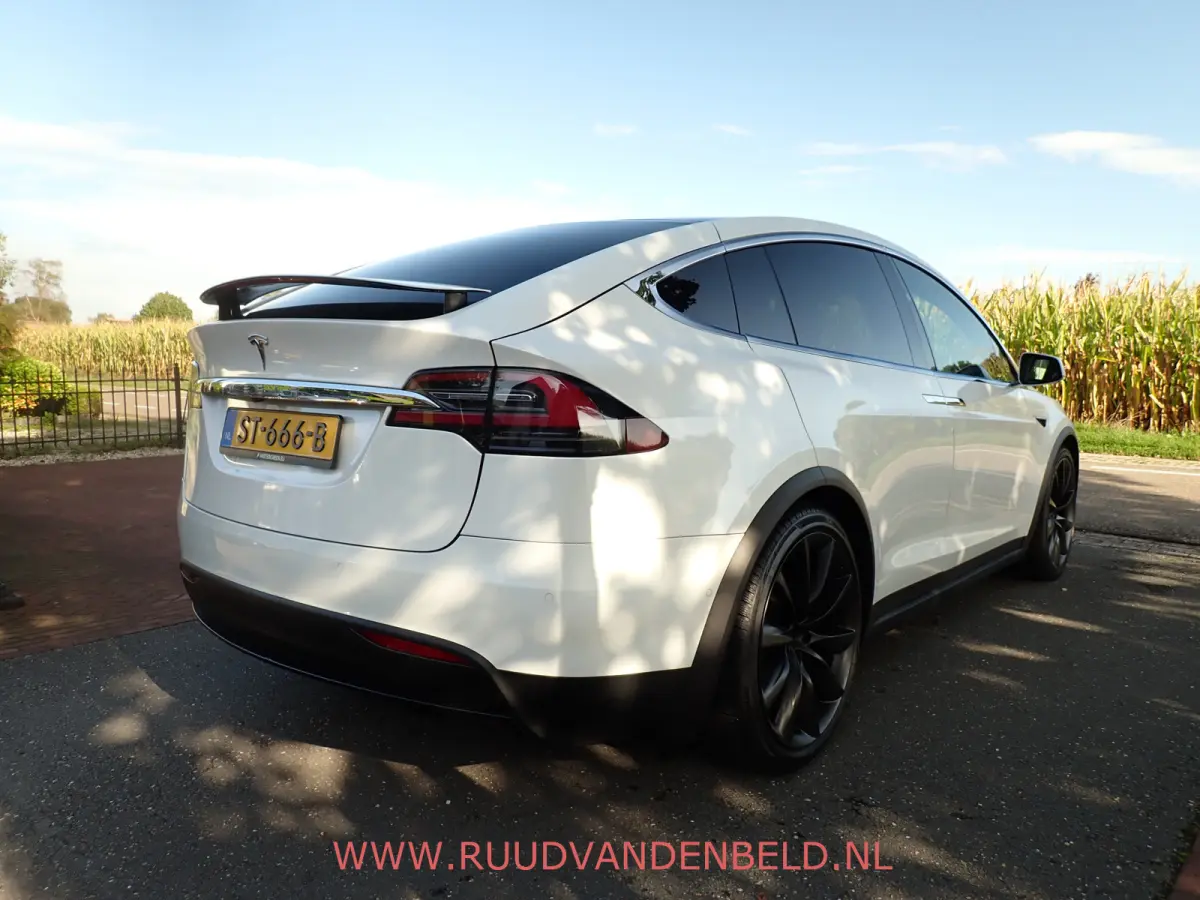100D 88%SOH / MCU2 / CCS / ENHANCED-AUTOPILOT / 22'' / CARBON / TREKHAAK