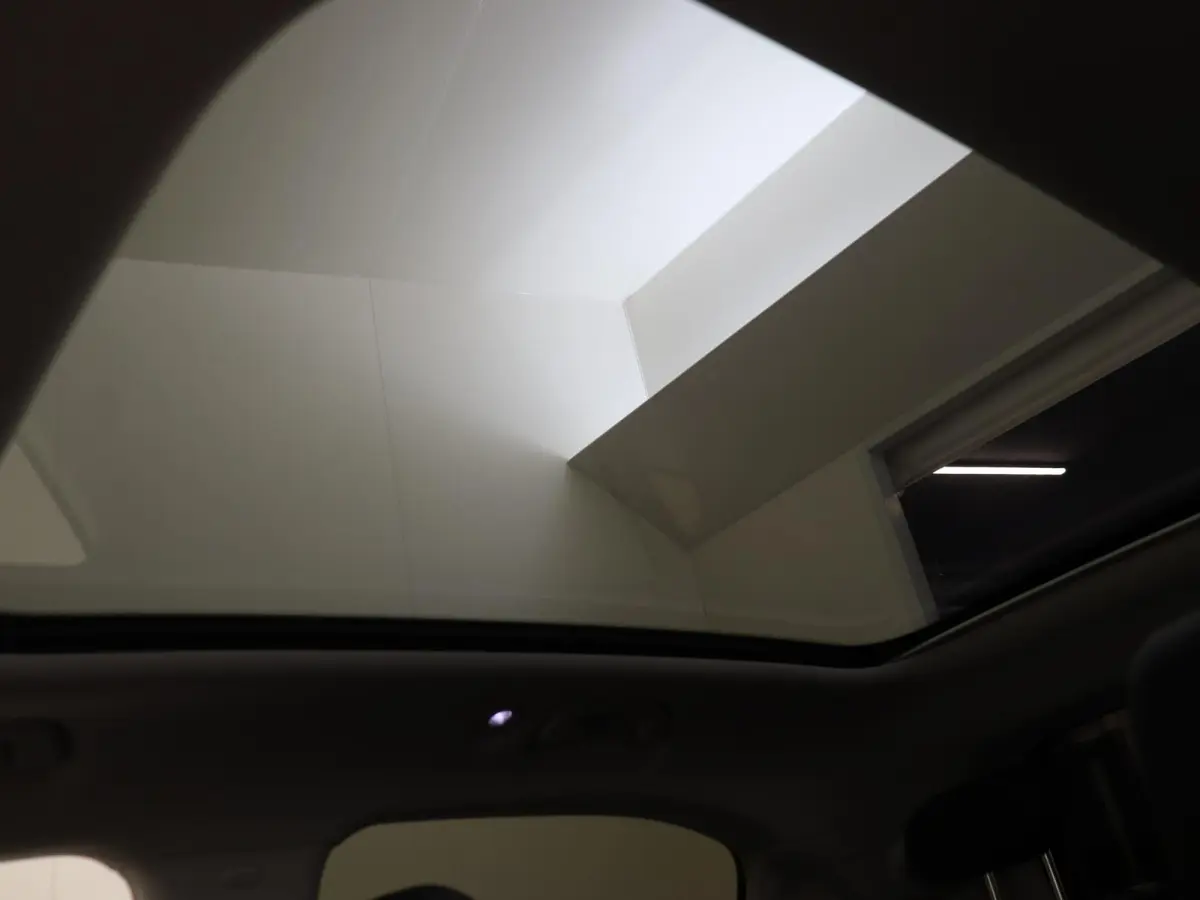 Premium / Stoelverwarming / Achteruitrijcamera / Glasdak / Elektrische-Stoelen / Apple-carplay /andriod-auto /