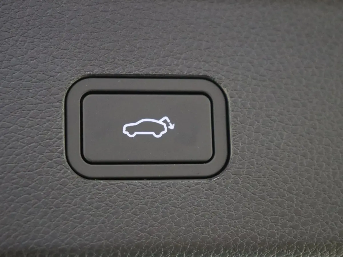Premium / Stoelverwarming / Achteruitrijcamera / Glasdak / Elektrische-Stoelen / Apple-carplay /andriod-auto /